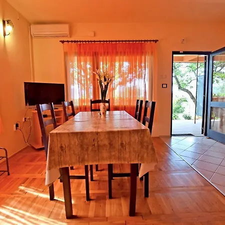 Apartment Mari - 30m From The Sea